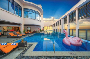 Luxury Ocean Suites in Sheraton Building - Rooftop Pool - 1 minute to beach